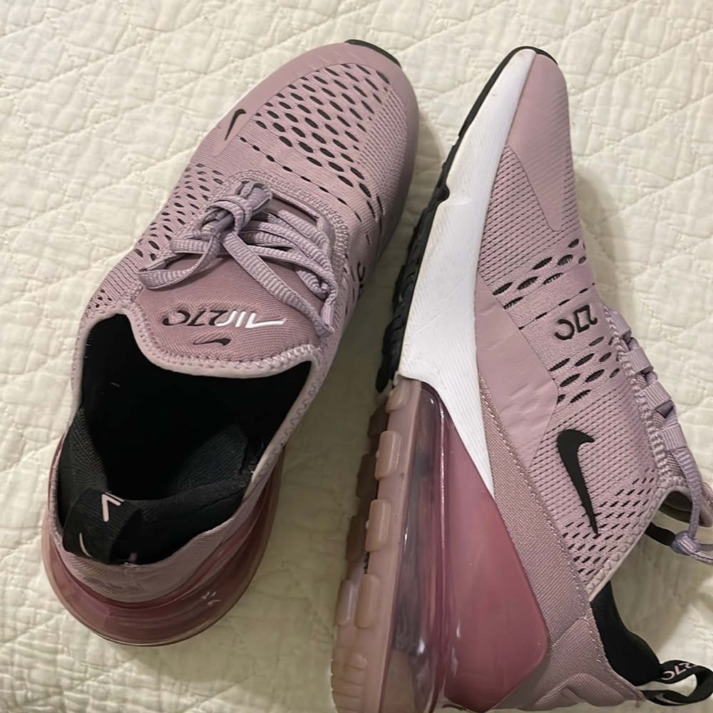 Barely worn Nike Air 270 sz 7Y or 8.5 womens